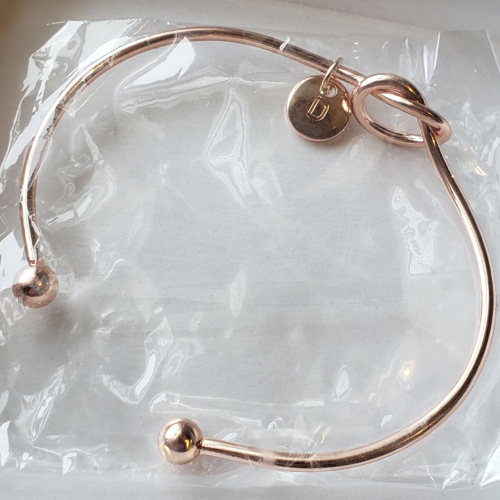 Tie the knot, "D"  Cuff NWOT